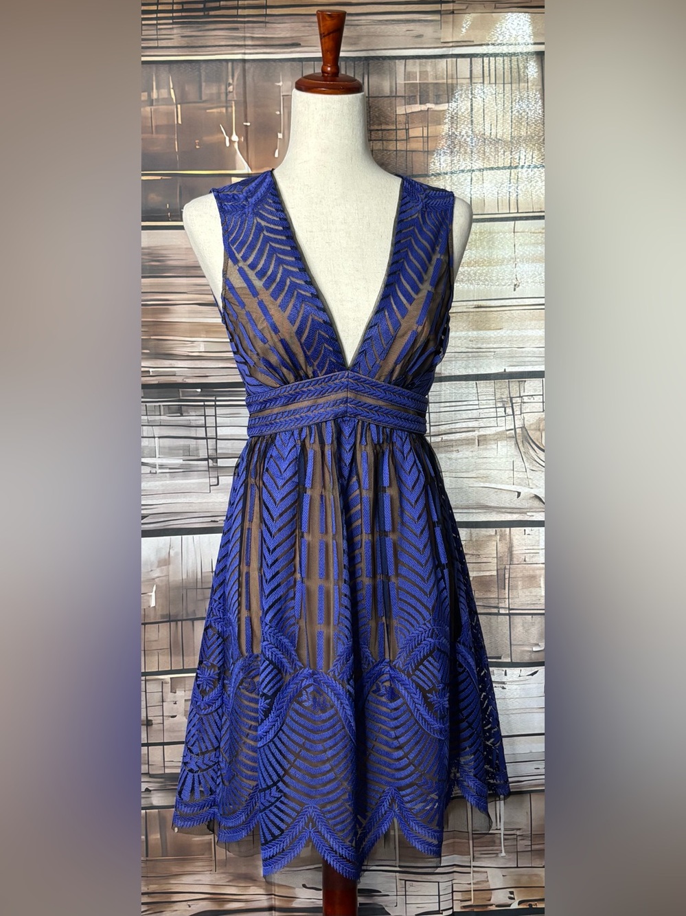 BCBGMAXAZRIA NWT Kellyn Royal Blue Geometric Lace Deep V Cocktail Dress Size 0